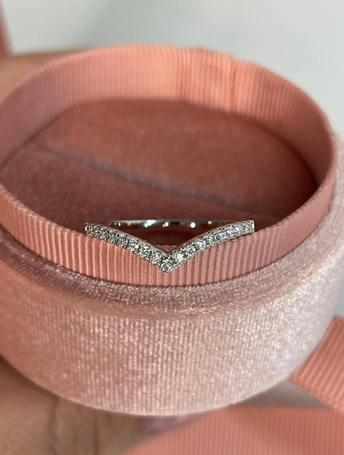 Moissanite. Sterling Silver 925 curved moissanite band