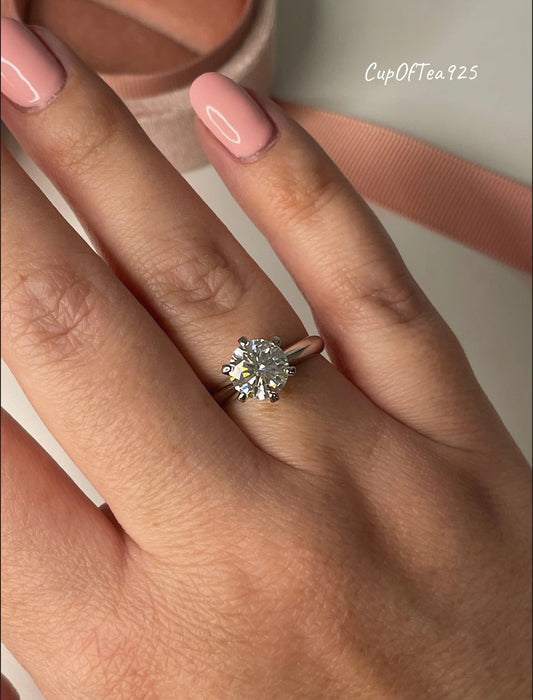 Moissanite. 2CT VVS D color round brilliant cut Moissanite in Sterling Silver 925 Solitaire Engagement Ring