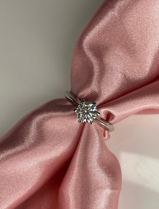 Moissanite. Sterling Silver 925 1CT round brilliant cut solitaire engagement ring with moissanite